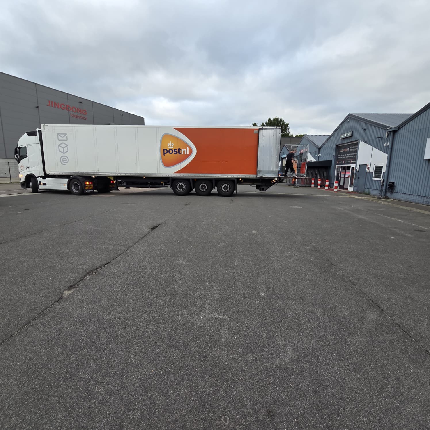 PostNL vrachtwagen bij Business & Premium Postkantoor Venray