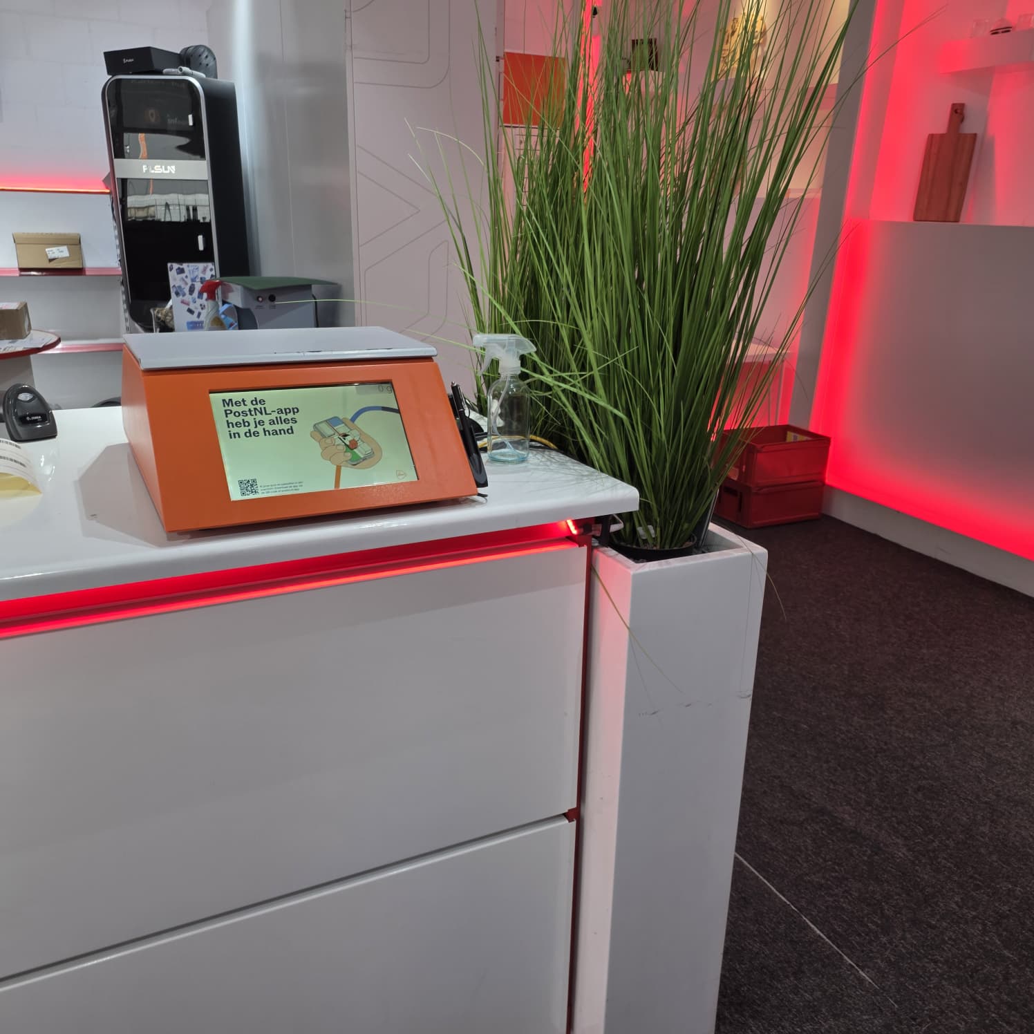 Balie met PostNL apparaat