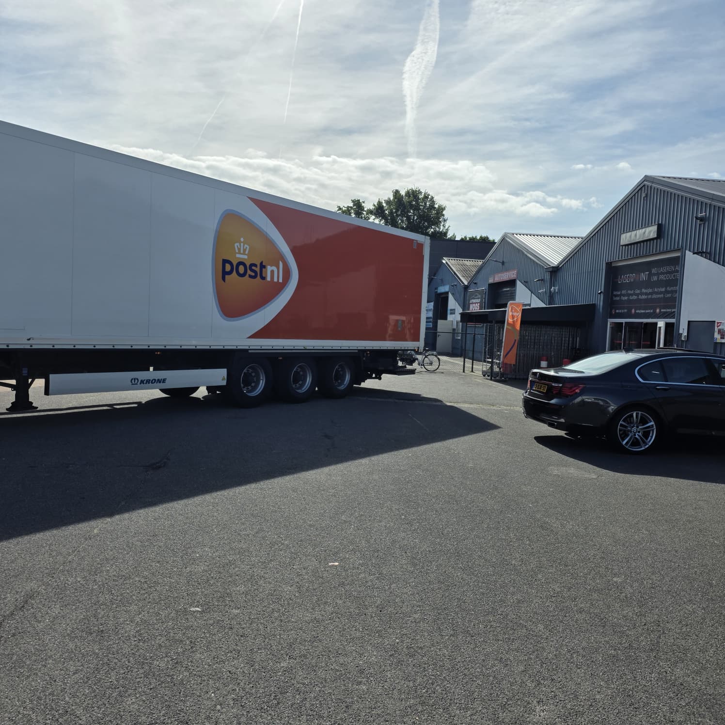 PostNL vrachtwagen bij de entree